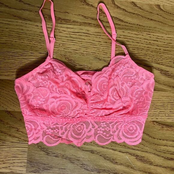 Beautiful NWOT Lacy Bralette by PINK - Picture 1 of 10